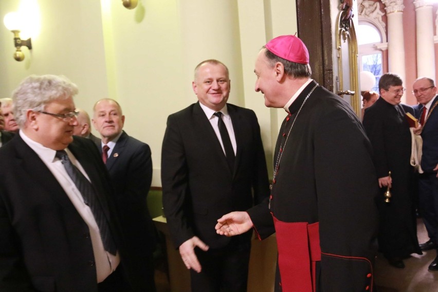 Sądeckiemu i tarnowskiemu rzemiosłu pobłogosławił biskup tarnowski ks. Andrzej Jeż. Opłatkowe spotkanie w ratuszu