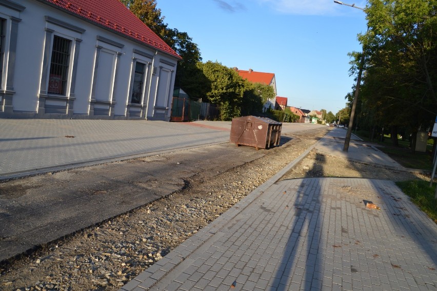 Rawicz. Prace na ulicy Rolniczej coraz bliżej zakończenia. Kiedy nastąpi oddanie inwestycji użytkownikom drogi? [ZDJĘCIA]