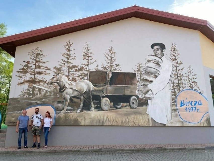 Mural w Birczy z Janem Siewargą, dostawcą pieczywa.