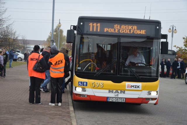 Na cmentarz komunalny przy ul. Żwirowej przez cały rok kursują trzy linie autobusowe: 105, 111 oraz 132. Na przełomie października i grudnia jeździ także linia C.