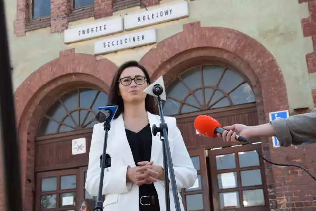 Poseł Małgorzata Golińska zwołała konferencję przed szczecineckim dworcem kolejowym