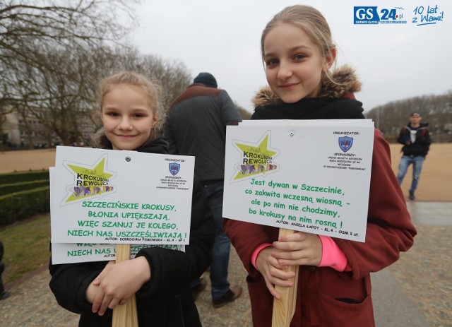 Akcja jest finałem konkursu szkolnego organizowanego przez Szkołę Podstawową nr 48. Na zdjęciu laureatki konkursu: Dobrochna Piaskowska (z lewej) z SP nr 1 i Aniela Łapot z Ogólnokształcącej Szkoły Muzycznej I stopnia