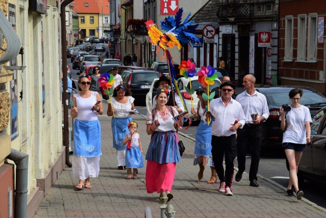 W kujawskich strojach i z kolorowymi kogucikami w rękach chodzili po ulicach miasteczka i zapraszali na Święto Koguta, które już 25 sierpnia odbędzie się w Stodołach.