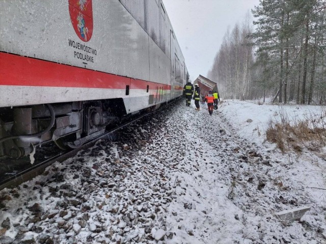 Śmiertelny wypadek w regionie. Samochód dostawczy zderzył się z szynobusem.