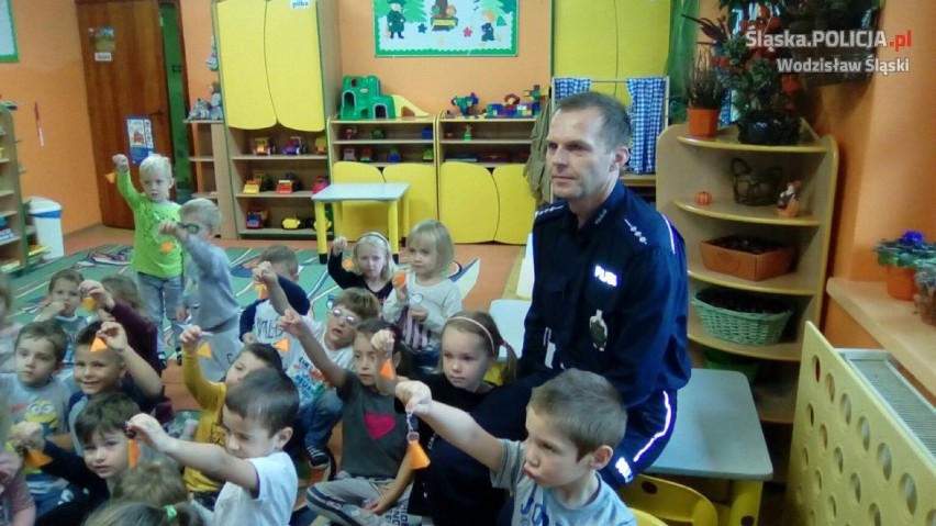Policjanci z dziećmi z przedszkola im. Misia Uszatka w...