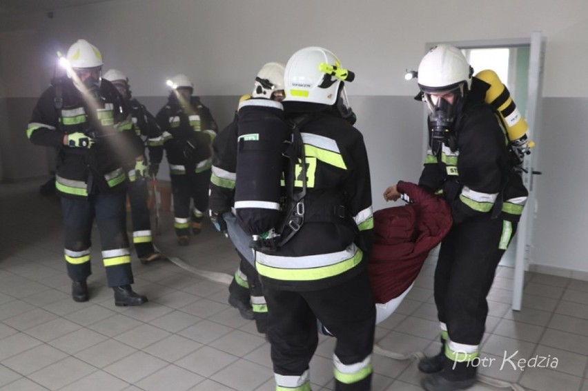 Trzech uczniów poszkodowanych w pożarze szkoły w Czarnożyłach. Manewry strażackie 2019 [FOTO]