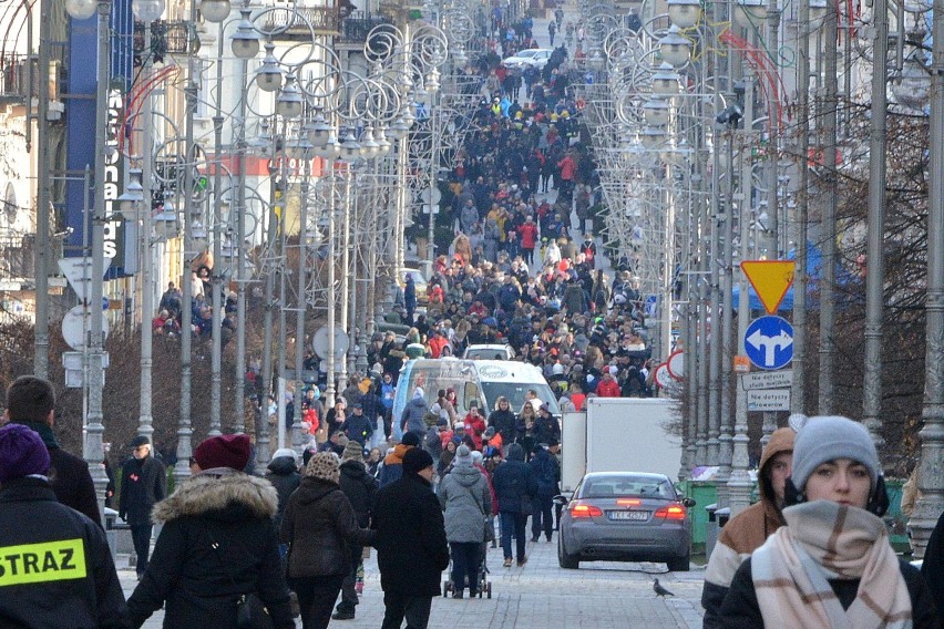 WOŚP 2020 w Kielcach. Tłumy na Sienkiewicza (WIDEO, zdjęcia)