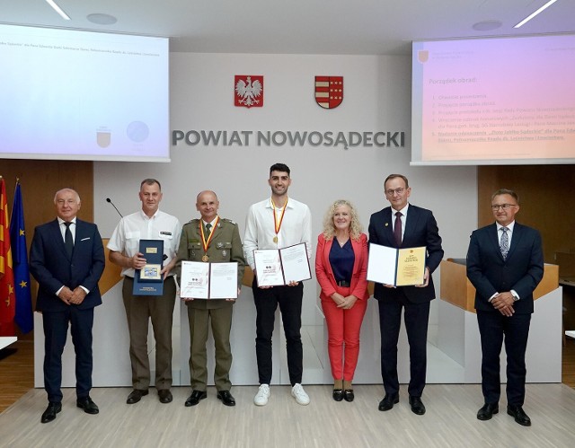 Starosta Marek Kwiatkowski wraz z przewodniczącym Rady Romanem Potońcem  nagrodzili generała brygady Straży Granicznej Stanisława Laciugę oraz reprezentanta Polski w siatkówce, wychowanka SKPS Dunajca Nowy Sącz Marcina Janusza