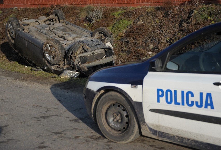 Wypadek w Ujkowicach. Toyota dachowała w rowie