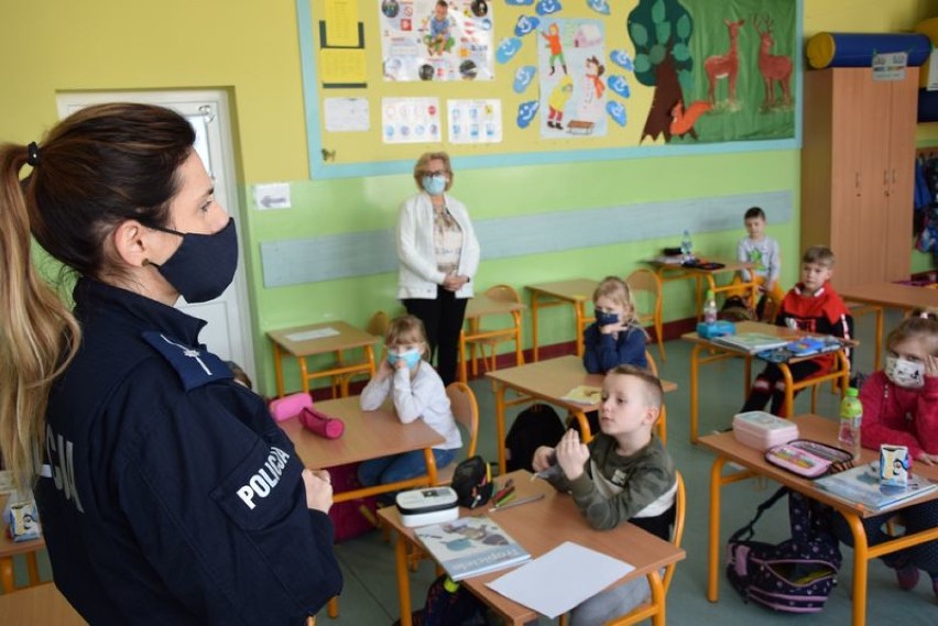 Mundurowi z wizytą w szkołach w Mrzezinie i Połchowie