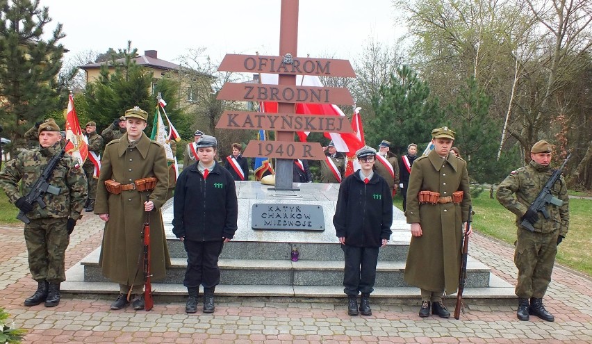 Warta honorowa przy Krzyżu Katyńskim w Starachowicach,...