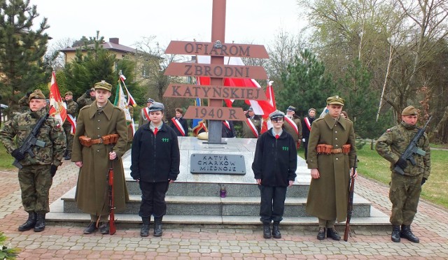 Warta honorowa przy Krzyżu Katyńskim w Starachowicach, sprawowana podczas rocznicowych uroczystości katyńskich