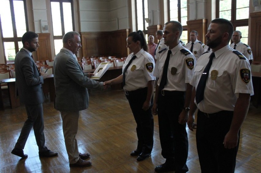 Malbork. Strażnicy miejscy dostali podziękowania i życzenia od władz miasta z okazji swojego święta