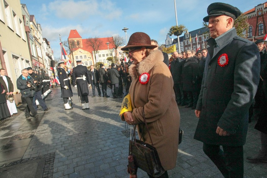 Zaślubiny Polski z Morzem w Pucku (2020): Prezydent Andrzej Duda z wnuczką Antoniego Miotka odsłonił tablicę puckiego działacza