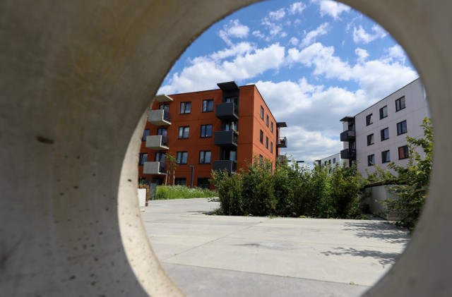 Czy na nowym osiedlu przy ulicy Okólnej w Toruniu pojawią się dodatkowe kamery? Mieszkańcy zaczynają się martwić o bezpieczeństwo i mają ku temu podstawy.