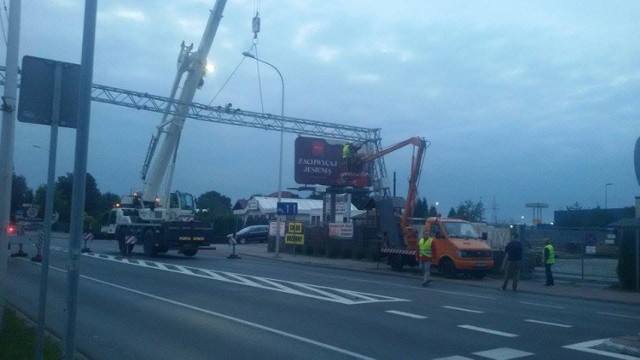 Dźwig zahaczył o bramkę na ulicy Wrocławskiej