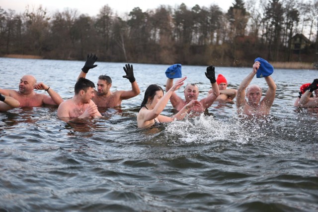 Dla nich nie ma złej pogody, ani zbyt niskich temperatur, by nie skorzystać z okazji i nie wykąpać się w lodowatej wodzie. Nad jeziorem w Zalesiu odbyło się cotygodniowe morsowanie. Zobaczcie zdjęcia!