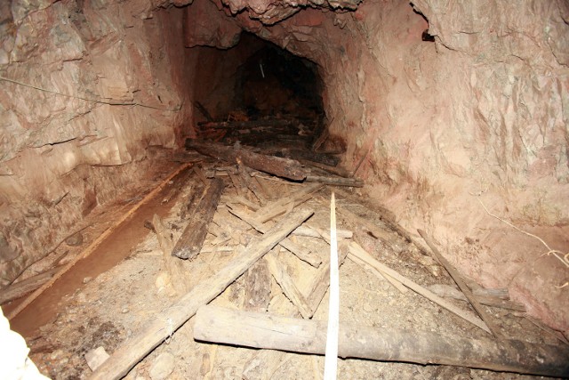 W sztolniach wydrążonych w górze Ryszarda w Bolkowie znaleziono dotąd tylko: tory kolejki, narzędzia górnicze, wojskowe hełmy i sporo beczek.