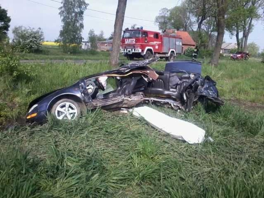 Śmiertelny wypadek w gminie Nowy Staw. 37-letni kierowca zginął po uderzeniu w drzewo