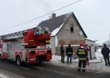 Strażacy gaszą pożar w Żarowie