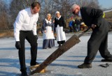 W Topolnie rąbali i piłowali lód. To już coroczna tradycja