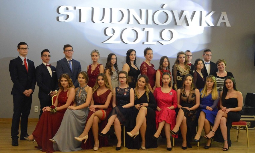 Studniówka 2019 ZSP 3 w Malborku [ZDJĘCIA cz. 3]. Pamiątkowe fotografie klasowe 