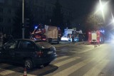 Wypadek na Lutomierskiej w Łodzi. Taksówka w kiosku. Ranni [ZDJĘCIA]