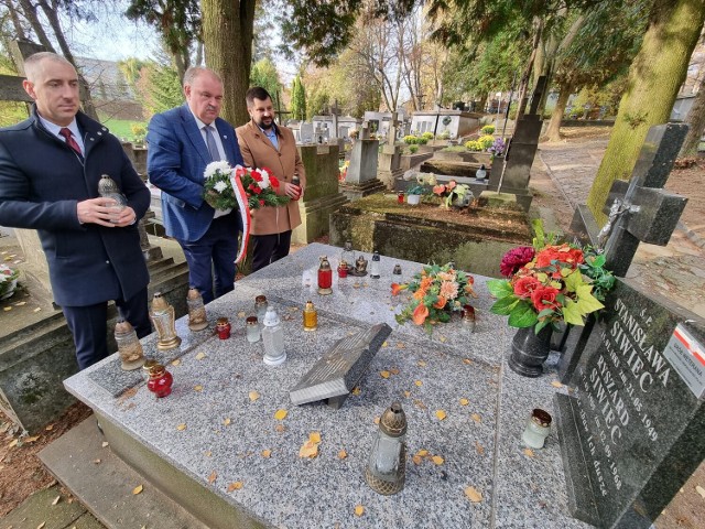 Przedstawiciele Prawa i Sprawiedliwości złożyli kwiaty i zapalili znicze na grobach patriotów, działaczy niepodległościowych i samorządowców spoczywających na cmentarzach w Przemyślu.