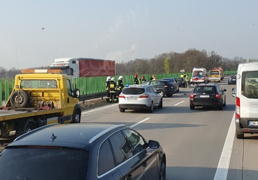 Uwaga korki. Na A4 zderzyły się auta. Wśród nich policyjny radiowóz. Zobacz zdjęcia