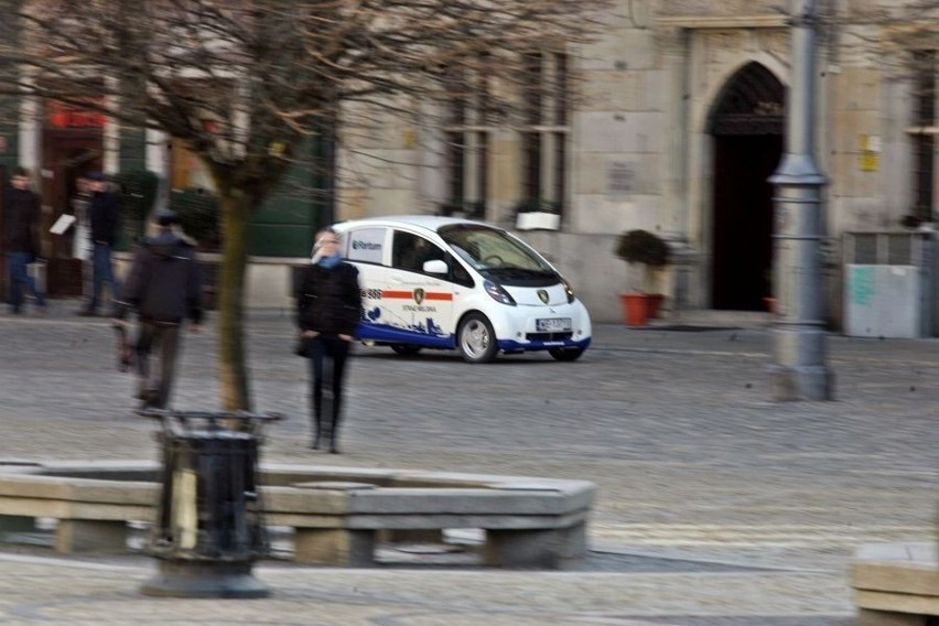 Mitsubishi na prąd wrocławskich strażników miejskich (ZDJĘCIA)