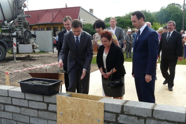 W niedzielę, 24 sierpnia, odbędzie się otwarcie żłobka w Rawie Mazowieckiej. Budowa żłobka przy ul Murarskiej rozpoczęła się w ubiegłym roku. Z żłobka będzie mogło korzystać 74 dzieci.
Na zdjęciu: wmurowanie aktu erekcyjnego pod budowę żłobka. W uroczystości tej również uczestniczył minister Władysław Kosiniak-Kamysz