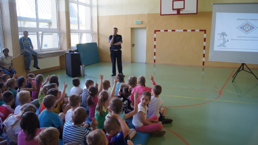 Policjant w szkole w Pietrowicach Wielkich