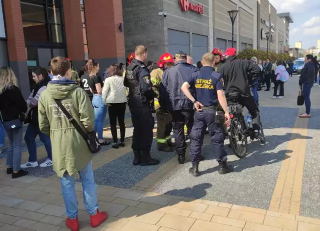 Ewakuacja Galerii Słonecznej w związku z alarmem bombowym.