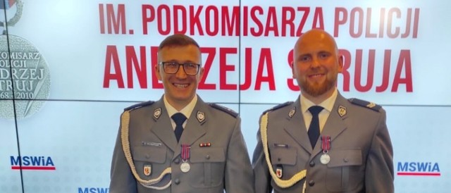 Mł. asp. Marcin Wróblewski (z lewej) i st. sierż. Fabian Borcowski otrzymali od Mariusza Kamińskiego, ministra MSWiA medale im. Andrzeja Struja