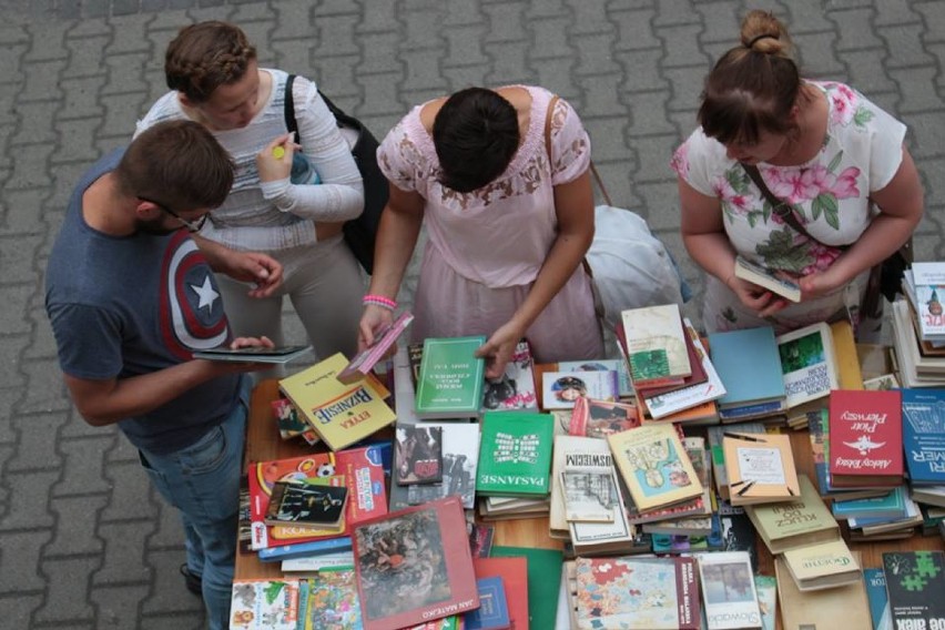 Noc Bibliotek w Lesznie - "Pułapki czasu", Dixie Company i fireshow [ZDJĘCIA] 