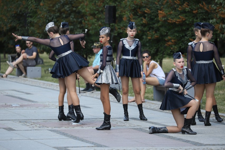 Nie ma jak POM-PA 2018. Mażoretki, tambumajorki i cheerleaderki przed Teatrem Dramatycznym [zdjęcia, wideo]