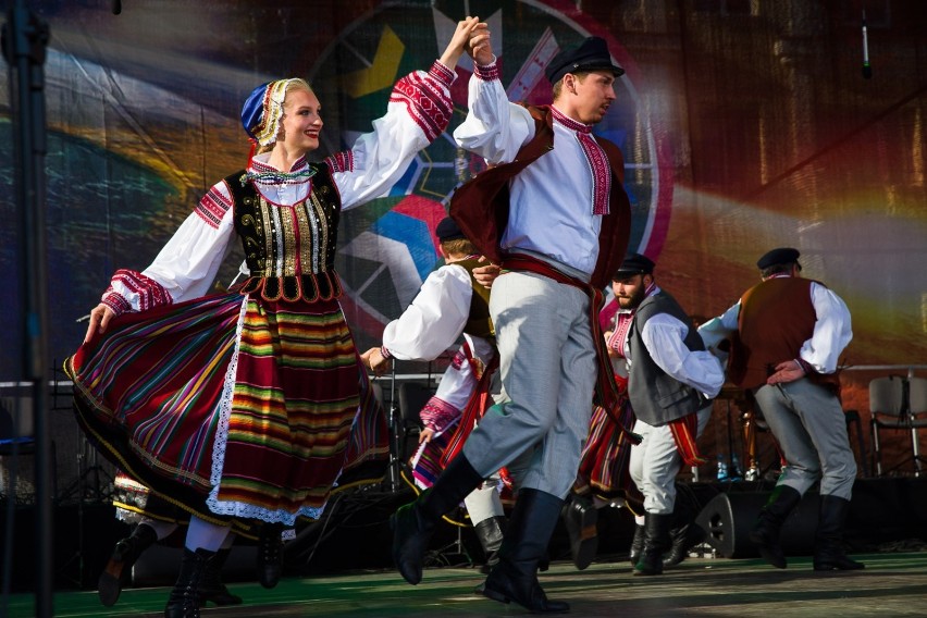 Artyści z Zespołu Pieśni i Tańca "Kurpie Zielone" świetnie...