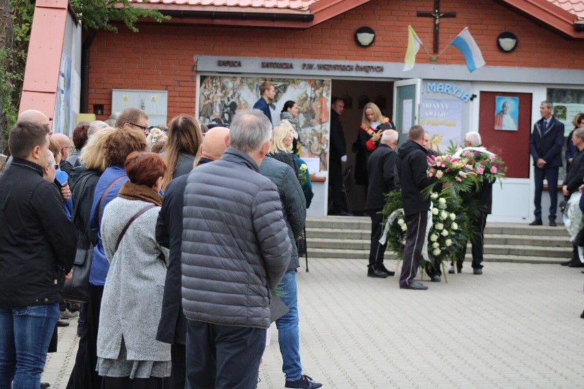 Pogrzeb Ewy Lewik - Tsirigotis. Rodzina, znajomi i przyjaciele licznie żegnali byłą dyrektor Kolegium Nauczycielskiego