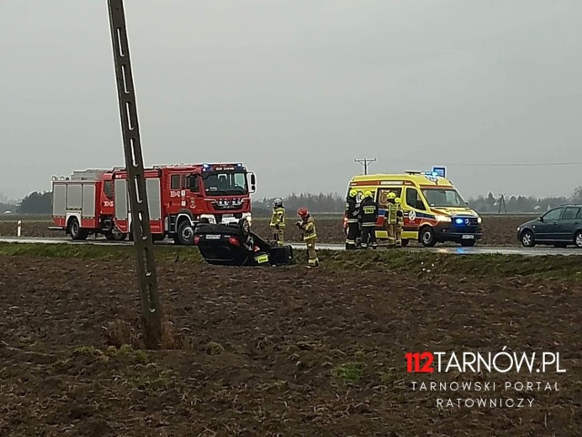 Do wypadku doszło na DW 973 w rejonie skrzyżowania z drogą powiatową w kierunku Podlesia Dębowego