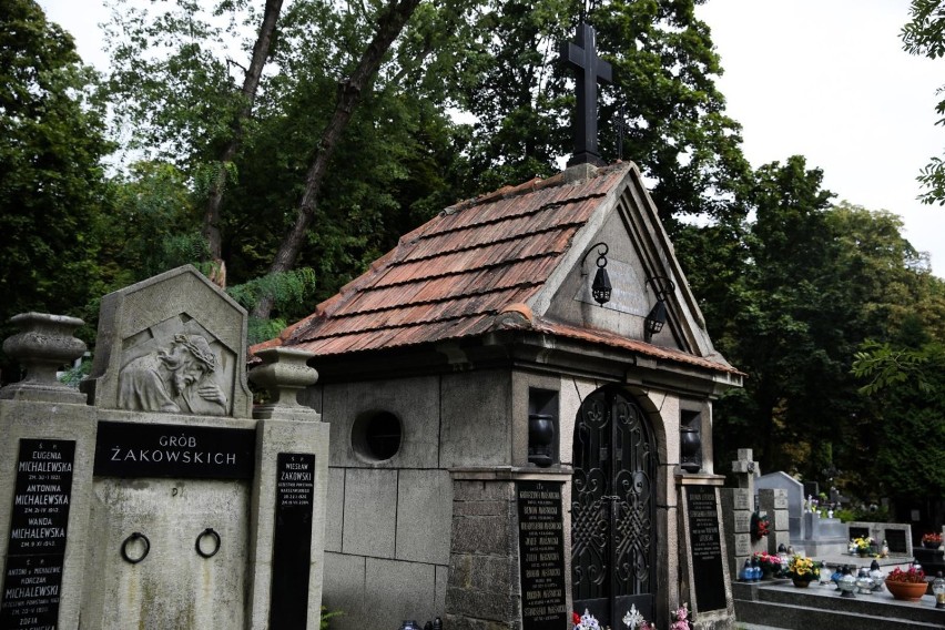 Kraków. Na cmentarzach brakuje miejsc na nowe groby. Potrzebne nowe kolumbaria