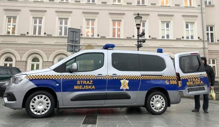 Patrole Straży Miejskiej w Wadowicach kontrolują m.in. grupy...