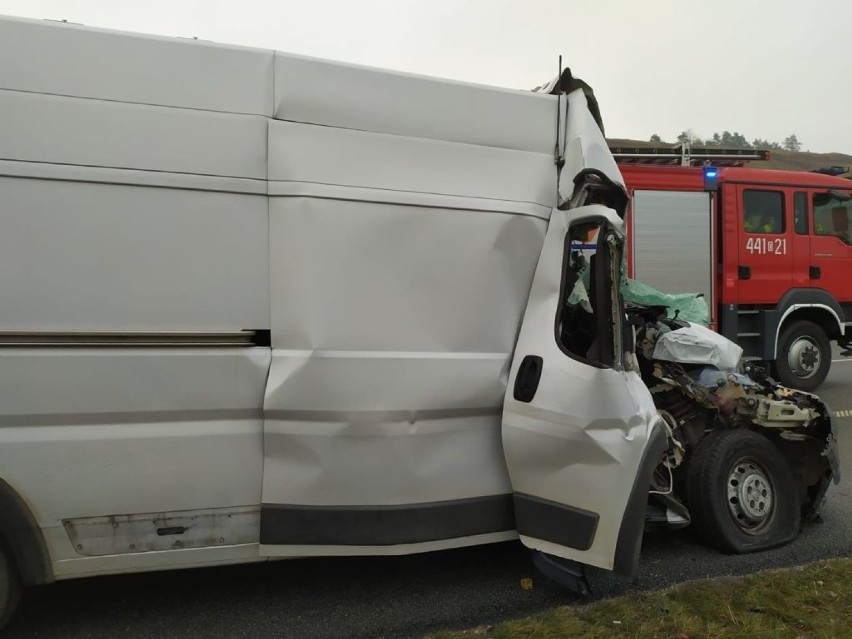 Wypadek na autostradzie A4. Zderzenie busa z ciężarówką w...