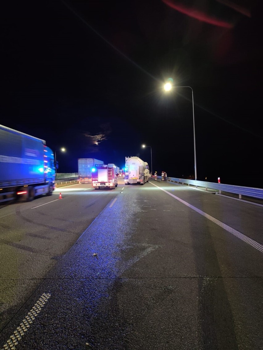 Wypadek na autostradzie A1 w okolicach Kamieńska. Zderzyły się dwie ciężarówki. ZDJĘCIA
