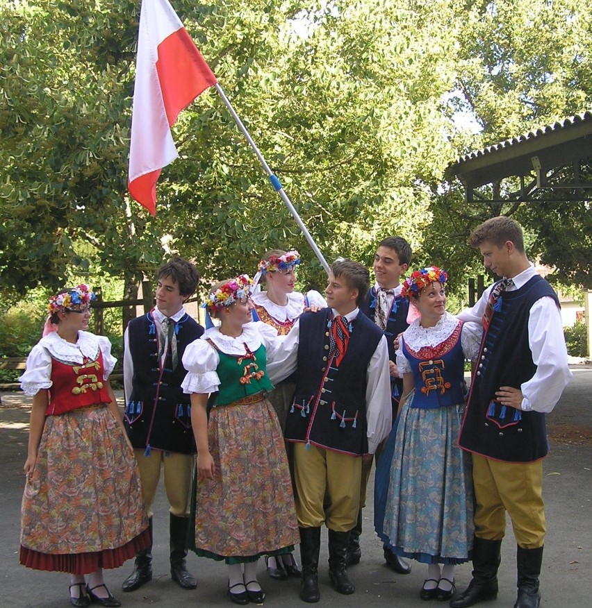 Część tancerzy w stroju rozbarsko-bytomskim (z Górnego Śląska) – Francja 2010