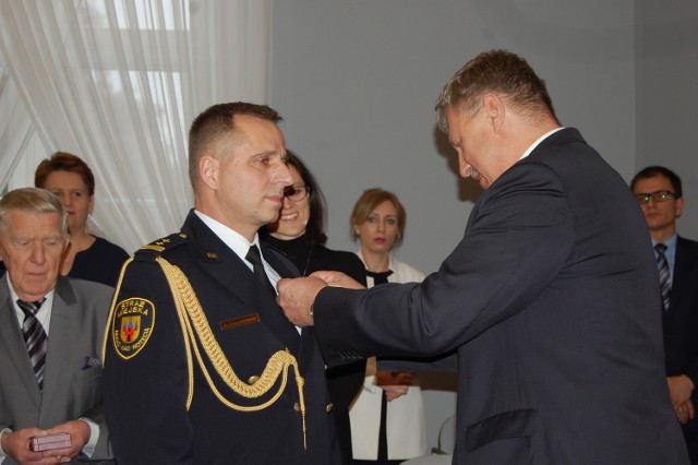 Roman Frąckowiak, komendant Straży Miejskiej w Nakle otrzymał  medal w Bydgoszczy z rąk wicewojewody Józefa Ramlaua