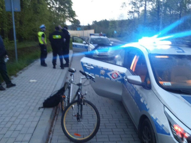 Sprawdzeniem trzeźwości rowerzysty zajął się patrol policji.