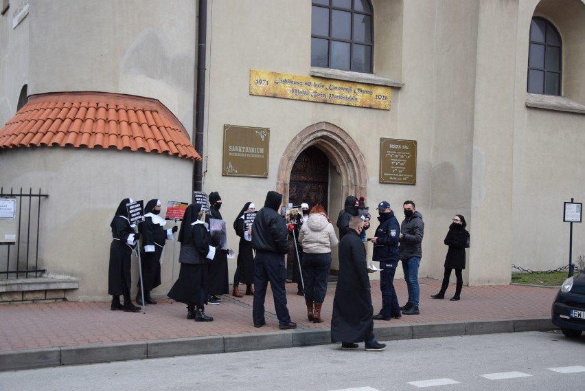 Demonstracja w Wieluniu. Przebrani za księży i zakonnice protestowali przed kolegiatą. Spodziewali się wizyty o. Rydzyka ZDJĘCIA