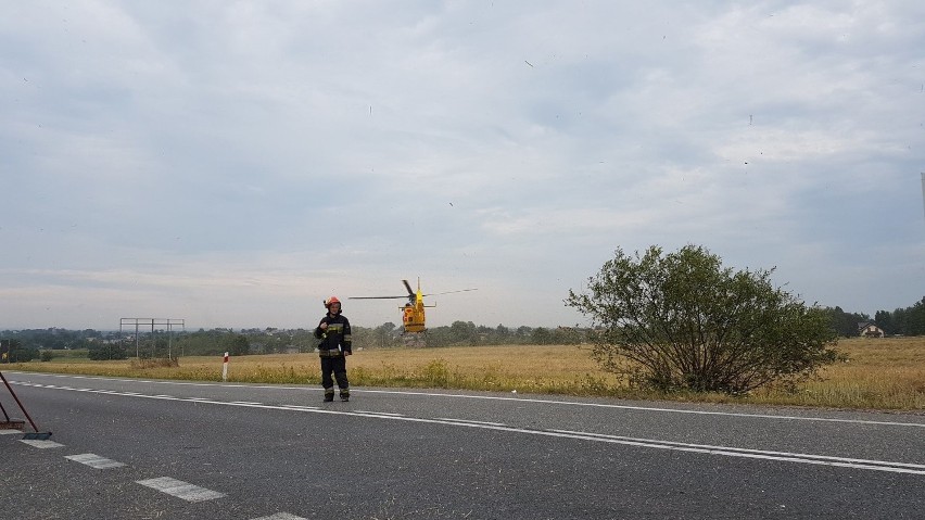 Wypadek w Przyszowicach. Lądował śmigłowiec LPR. Osobówka zderzyła się z ciężarówką [ZDJĘCIA]