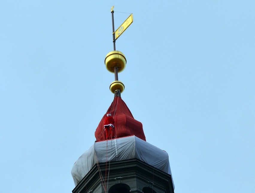 Wielka, mikołajowa czapka jest już na głogowskiej, ratuszowej wieży. Montaż zajął alpinistom niecałe dwie godziny