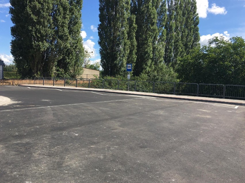 Pleszew. Parking przy Cmentarzu Komunalnym. Jeden z trzech...